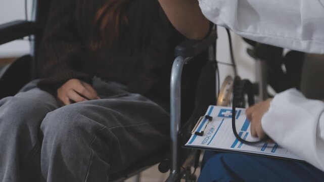 Doctor teaching patient use of digital blood pressure monitor, clinician guiding on cuff placement, reading interpretation. Blood pressure during pregnancy