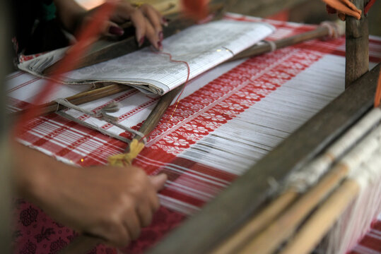 weaver weaves assamese tradotional gamosa