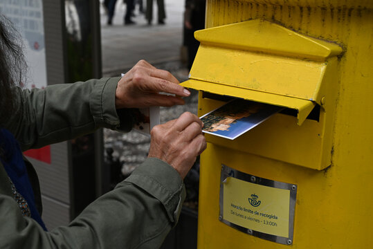 Grenade, Espagne, 25 avril 2026 : Femme postant une carte postale en Espagne