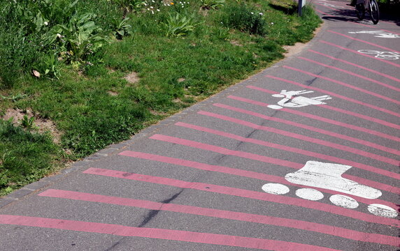 Piktogramme auf der Solitude-Promenade in Basel
