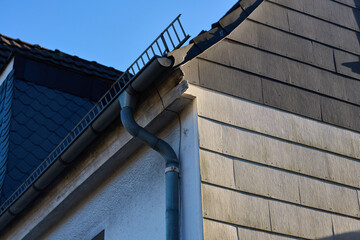 Naklejka premium Old roof detail with sky view