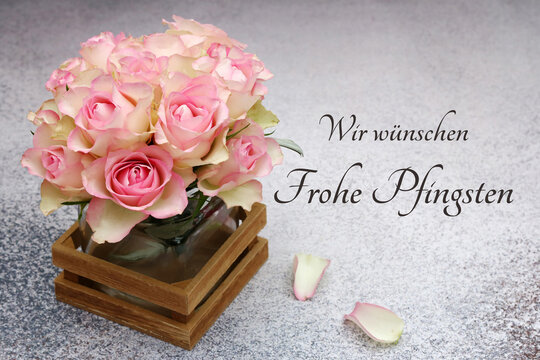 Wiur w&uuml;nschen frohe Pfingsten. Edle Pfingstgr&uuml;&szlig;e mit rosa Rosen auf hellem Steinhintergrund.
