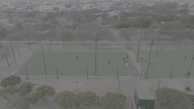 Ripresa con drone su di un campo di cricket conn giocatori a Karachi. Pakistan