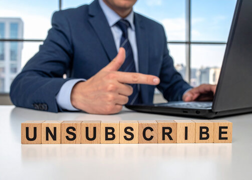 Unsubscribe - Geschäftsmann zeigt auf den Text "Unsubscribe"