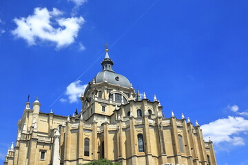 Obraz premium Historic Almudena Cathedral Dome in Madrid Under Vivid Blue Sky