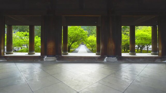 京都　新緑の南禅寺の三門を、くぐり抜ける