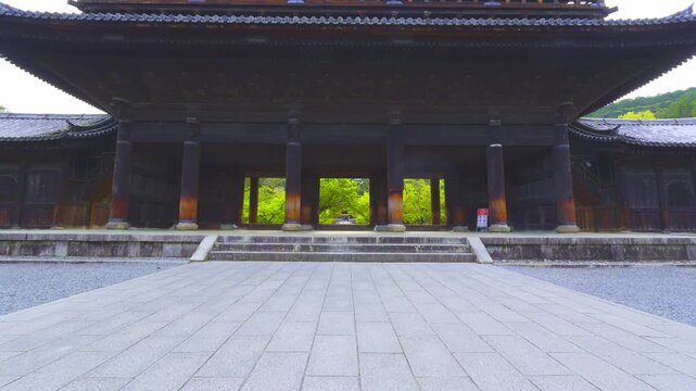 京都　新緑の南禅寺の三門を、くぐり抜ける
