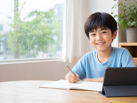 雨の日に自宅でオンライン学習を楽しむ笑顔の日本人の子供、梅雨シーズンの教育サービス広告に使いやすい明るい室内ポートレート -生成AI