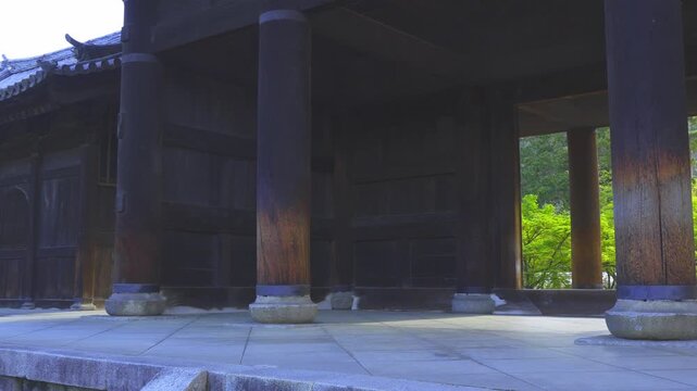 京都　南禅寺の三門　新緑