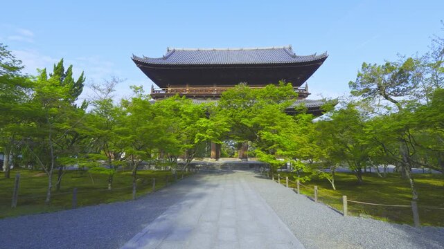 京都　新緑の南禅寺　三門を見ながら参道を歩く