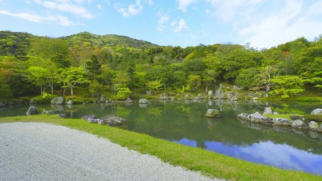 京都　天龍寺の曹源池庭園（そうげんちていえん）を見渡す