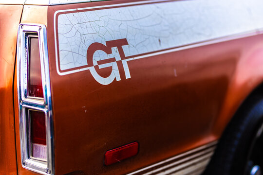 Das Heck eines Oldtimers aus den USA mit GT Schriftzug
