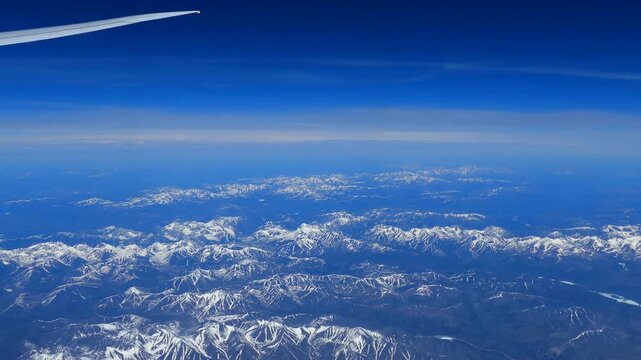 空撮の雪山と雲