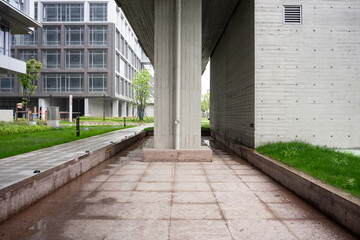 Naklejka premium Modern architectural under-bridge concrete walkway with greenery and landscaped surroundings