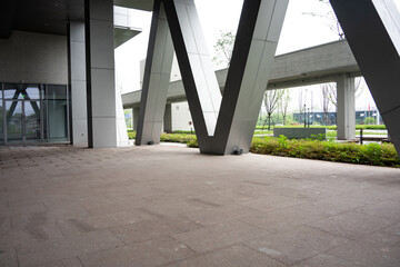 Naklejka premium Modern architectural plaza with V-shaped metal columns and empty open space