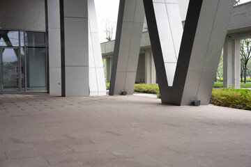 Naklejka premium Modern architectural plaza with V-shaped columns and stone pavement in outdoor urban space