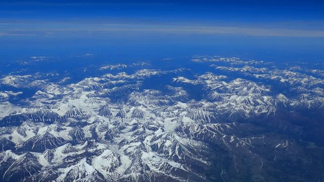 空撮の雪山と雲