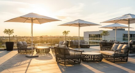 Fototapeta premium Una terraza elegante de hotel con muebles modernos de mimbre y sombrillas blancas bajo la cálida luz dorada de un atardecer veraniego, copas, paisaje, moderno