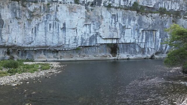 Vol de drone au dessus d'une rivi&egrave;re en Ard&egrave;che dans le sud de la France