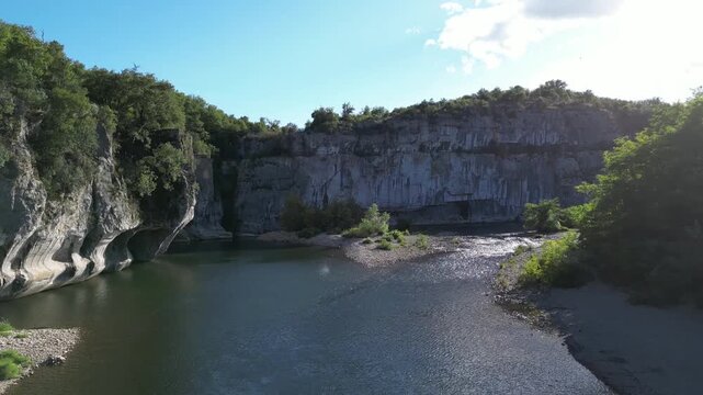Vol de drone au dessus d'une rivi&egrave;re en Ard&egrave;che dans le sud de la France