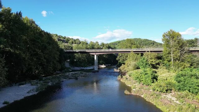 Vol de drone au dessus d'une rivi&egrave;re en Ard&egrave;che dans le sud de la France