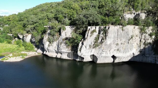 Vol de drone au dessus d'une rivi&egrave;re en Ard&egrave;che dans le sud de la France