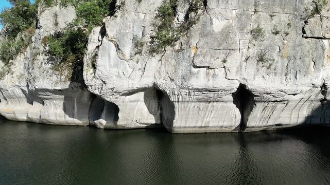 Vol de drone au dessus d'une rivi&egrave;re en Ard&egrave;che dans le sud de la France