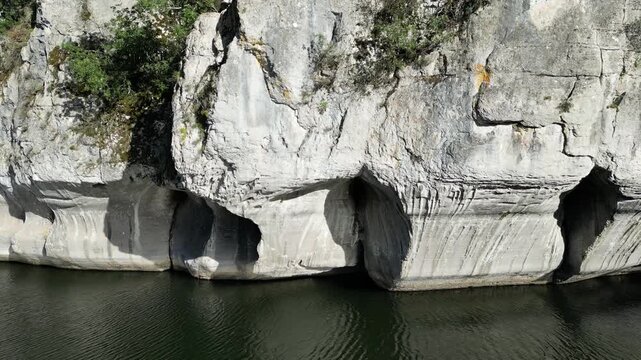 Vol de drone au dessus d'une rivi&egrave;re en Ard&egrave;che dans le sud de la France