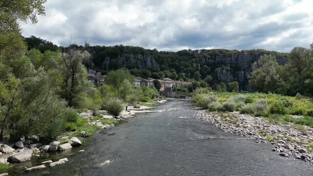 Vol de drone au dessus d'une rivi&egrave;re en Ard&egrave;che dans le sud de la France