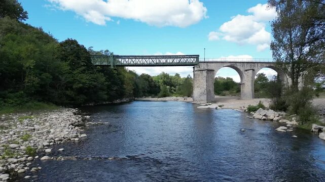 Vol de drone au dessus d'une rivi&egrave;re en Ard&egrave;che dans le sud de la France