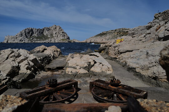 Ancien t&eacute;l&eacute;scaphe rouill&eacute; face &agrave; la mer des Goudes sous ciel bleu
