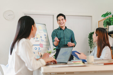 Obraz premium Business team collaborating during a meeting while analyzing financial charts in a modern office