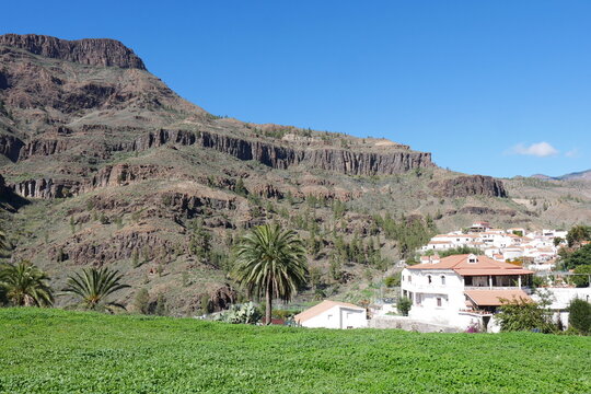 Dorf Fataga in Berglandschaft auf Gran Canaria