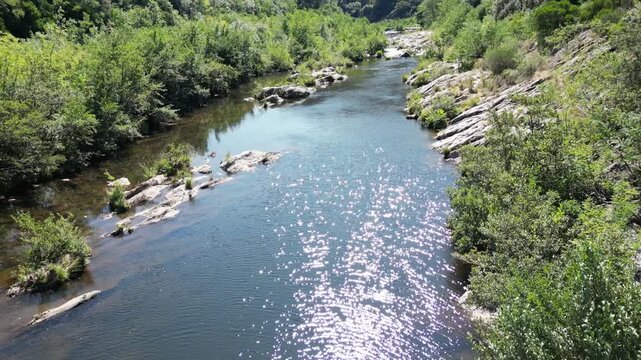 Vol de drone au dessus d'une rivi&egrave;re en Ard&egrave;che dans le sud de la France