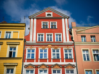 Fototapeta premium Wroclaw, Poland, 24th April 2026, old town market square in rynex with colourfull house facades and shop fronts of different colours against blue sky