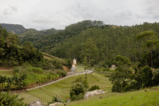 Paisagem montanhosa com igreja e fazendas no interior do sul do Brasil