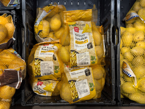 Kartoffeln f&uuml;r fettfreie, frittierte Kartoffelecken in Hei&szlig;luft-Fritteuse, festkochende Kartoffelsorte zum knusprig Backen ohne Fett im Air Fryer, Airfryer-Kartoffeln in Gem&uuml;seabteilung im Supermarkt