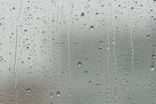 Regentropfen an einer Fensterscheibe nach einem starken Regen