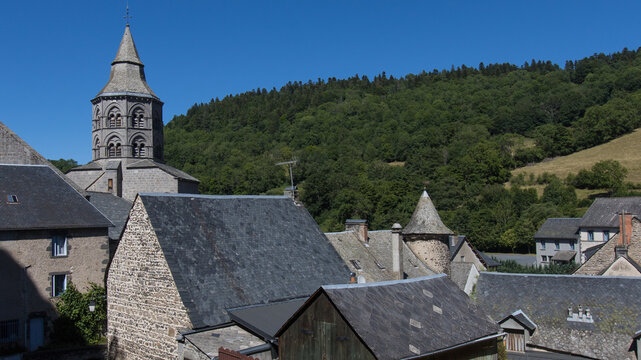 Orcival est une commune fran&ccedil;aise, situ&eacute;e dans le d&eacute;partement du Puy-de-D&ocirc;me en r&eacute;gion Auvergne-Rh&ocirc;ne-Alpes, c&eacute;l&egrave;bre pour sa basilique romane