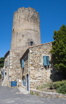 Montpeyroux sur l&rsquo;ancienne voie R&eacute;gordane reliant Auvergne et Languedoc, cet ancien village vigneron perch&eacute; sur sa butte enroule ses maisons d&rsquo;arkose autour de son donjon.
