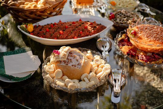 Mesa de salgados e petiscos de festa ao ar livre