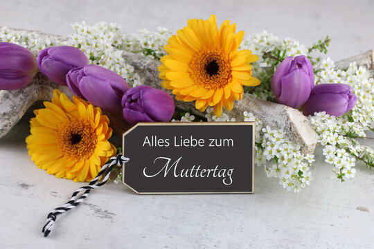  Bunter Muttertagsgru&szlig; mit Gerbera, Tulpen und Tafel mit dem Text alles Liebe zum Muttertag.