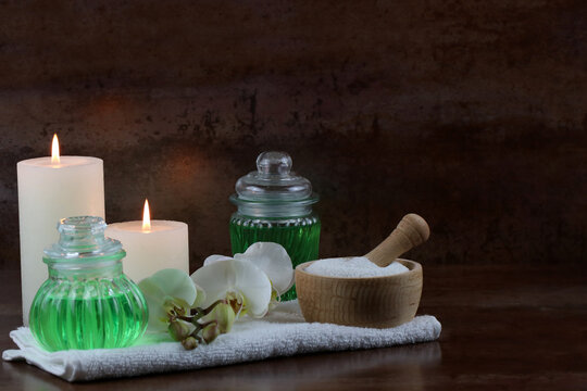 Stimmungsvolles Wellness-Set f&uuml;r den Spa-Bereich mit Kerzen, Orchidee und Massage&ouml;l.