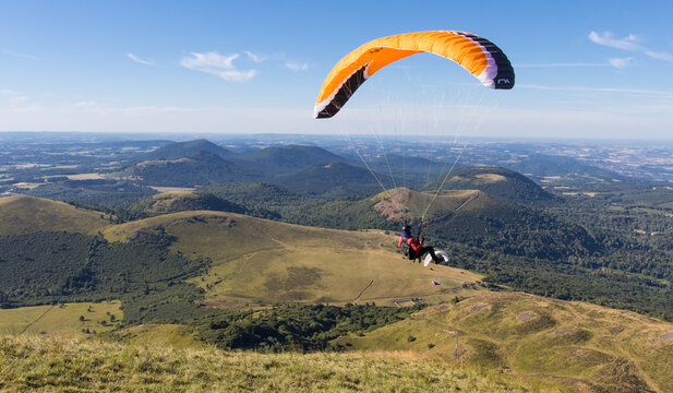 parapente sur le sommet du Puy de d&ocirc;me en auvergne en &eacute;t&eacute;