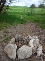 Obraz premium a fire pit made of stones against a hill