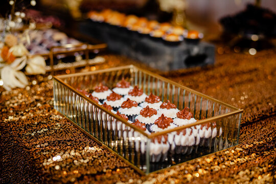 Doce de festa com cobertura em cima de mesa decorada
