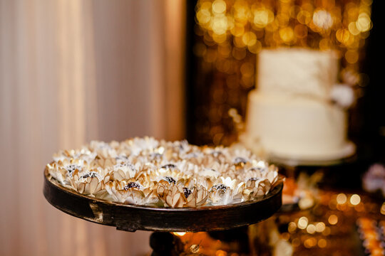 Doce de festa com cobertura em cima de mesa decorada
