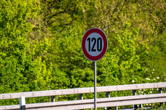 Verkehrszeichen Tempolimit 120