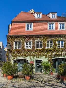 Sch&ouml;nes altes, mit Wein bewachsenes Haus in der Augsburger Altstadt, Augsburg, Schwaben, Bayern, Deutschland