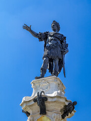 Fototapeta premium Statue von Kaiser Augustus auf dem Augustusbrunnen am Rathausplatz, Augsburg, Schwaben, Bayern, Deutschland
